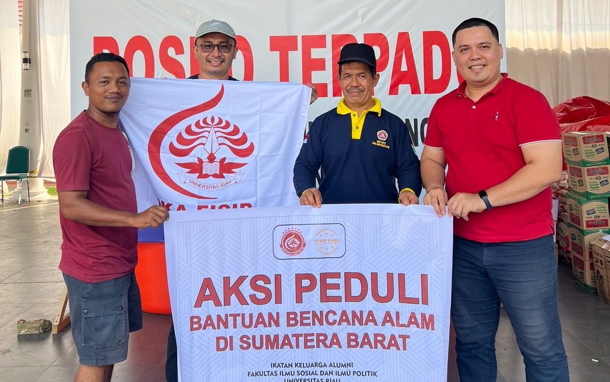 IKA FISIP Unri Salurkan Bantuan ke Korban Galodo Sumbar